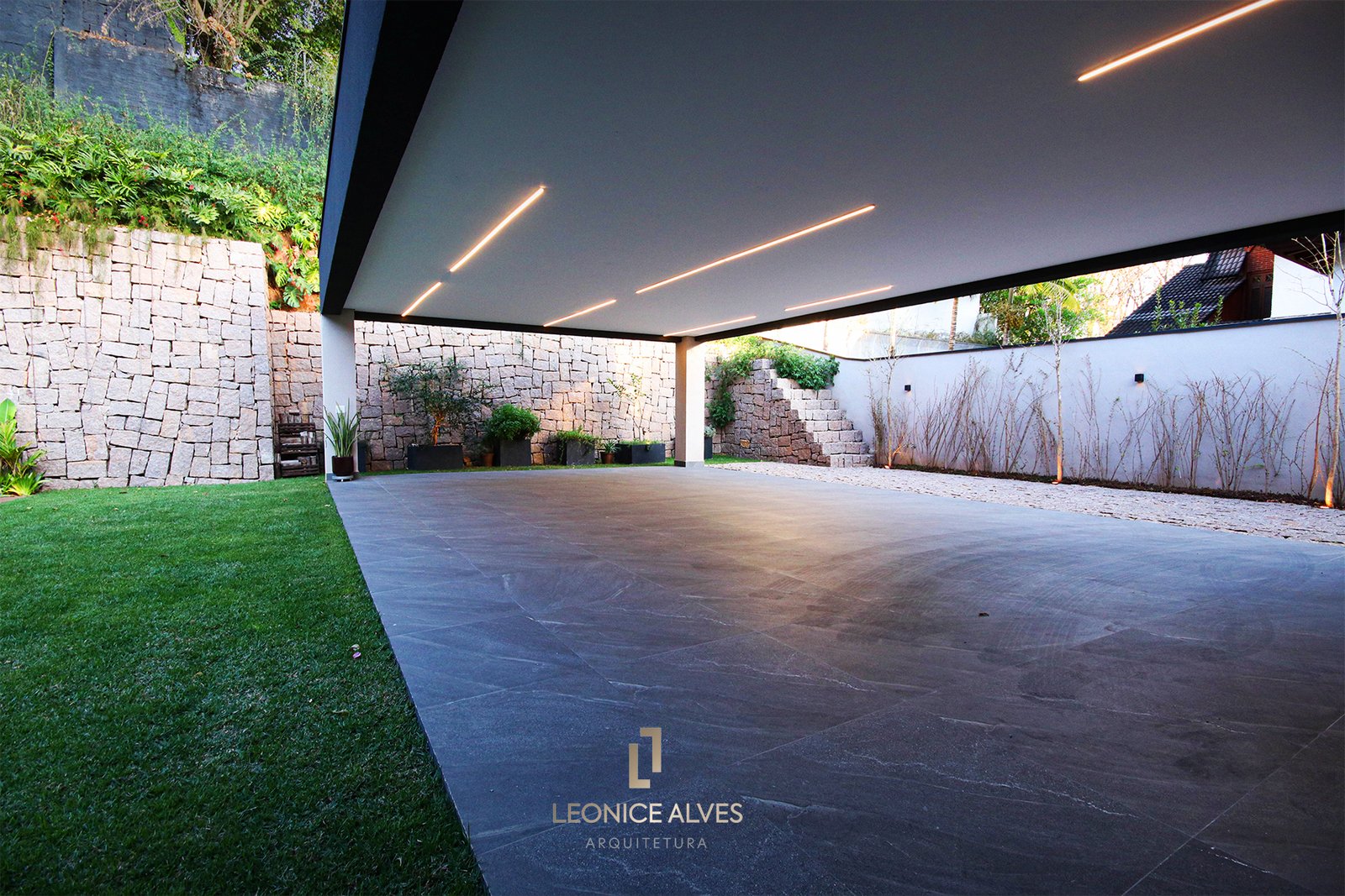 Garagem com muito espaço - Projeto de Arquitetura Casa no Tamboré 1 - Arquiteta Leonice Alves